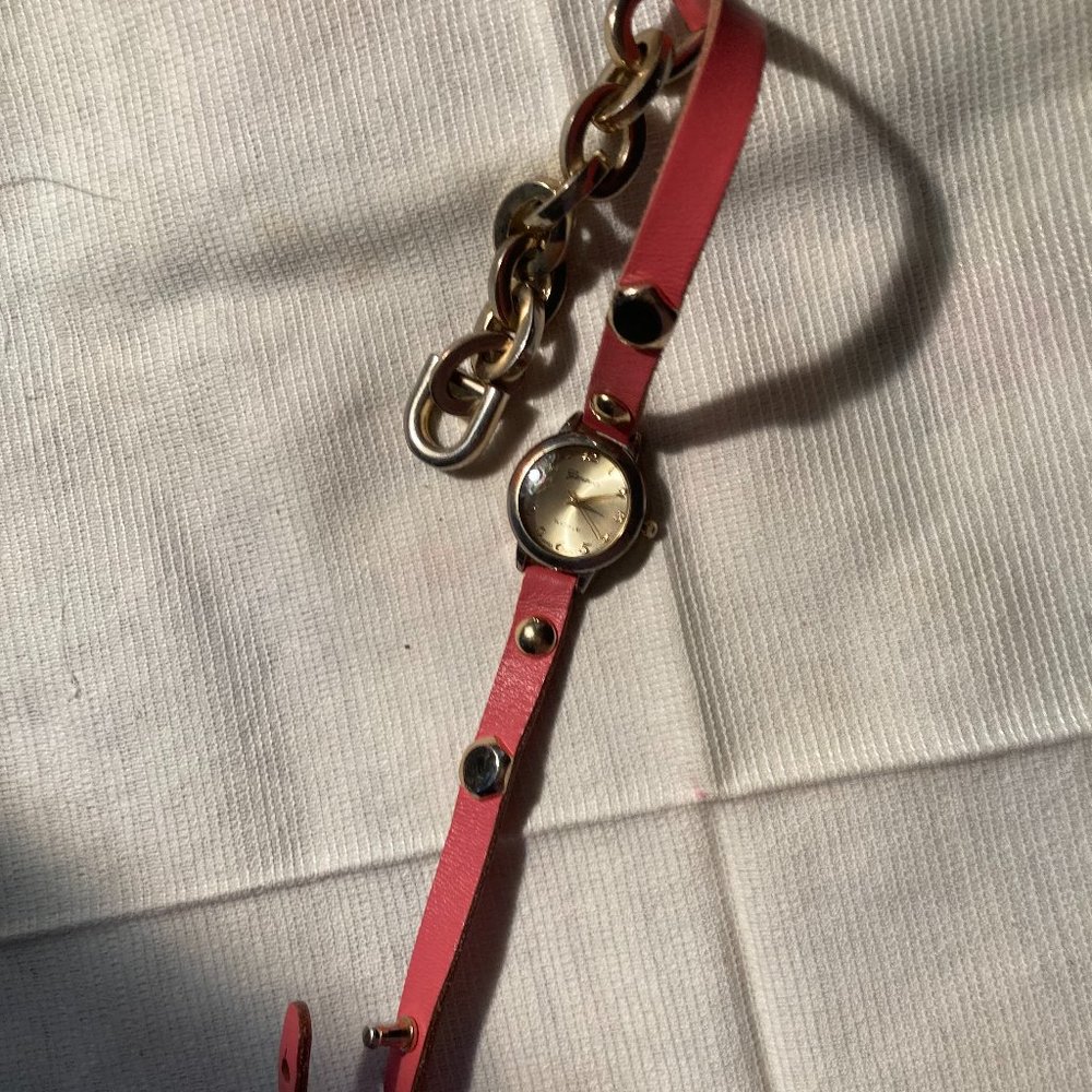 Preowned mint condition working Geneva Platinum woman's wrap around watch